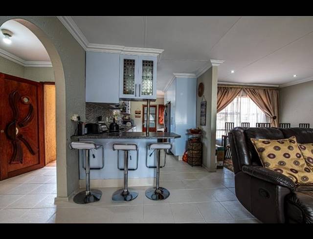 5 BEDROOM HOUSE FOR SALE IN BIRCH ACRES EXT 4